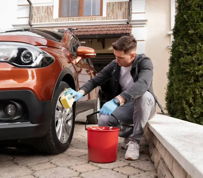 Lavage auto à domicile Mézières-sur-Couesnon : professionnel intervenant sur un véhicule